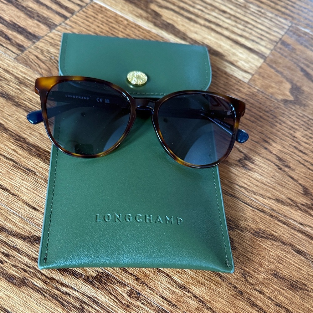 🎀🎀🎀 SALE 🎀🎀🎀Longchamp Tortoiseshell Cat-Eye Sunglasses with Black Lenses